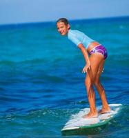 menina com surf foto