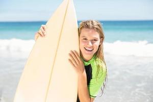 mulher bonita loira segurando a prancha de surf foto