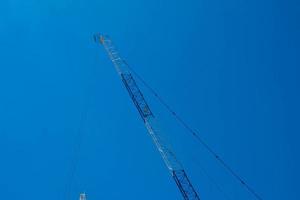 torre de telecomunicações de celular 4g e 5g. comunicação de transmissão de antena. estação base de sinal de telefone celular. foto