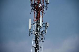 torre de telecomunicações de celular 4g e 5g. comunicação de transmissão de antena. estação base de sinal de telefone celular. foto