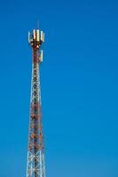 torre de telecomunicações de celular 4g e 5g. comunicação de transmissão de antena. estação base de sinal de telefone celular. foto