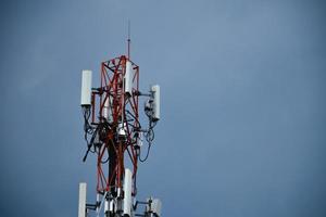 torre de telecomunicações de celular 4g e 5g. comunicação de transmissão de antena. estação base de sinal de telefone celular. foto