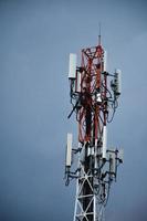 torre de telecomunicações de celular 4g e 5g. comunicação de transmissão de antena. estação base de sinal de telefone celular. foto