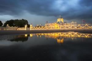salão do trono de ananda samakhom em dia nublado foto