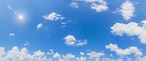 belo panorama céu azul e nuvens com fundo natural de luz do dia. foto