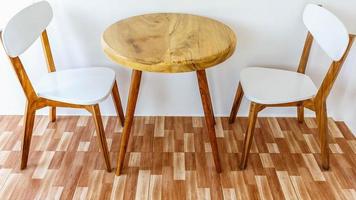 mesa de madeira e cadeiras no quarto branco foto
