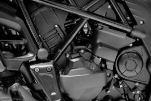 parte do motor da motocicleta moderna em fundo de cor preta