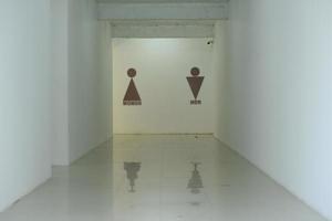 corredor para o banheiro com paredes brancas foto
