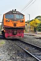 o trem está correndo nos trilhos. foto