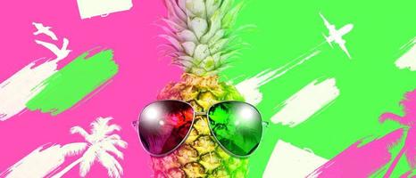 abacaxi criativo com óculos de sol em fundo de verão. foto