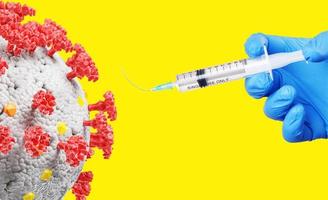 mão segurando a seringa com vacina contra o vírus corona. foto