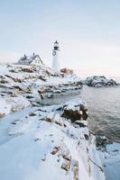 farol em uma paisagem de neve foto