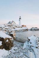 paisagem de inverno e farol foto