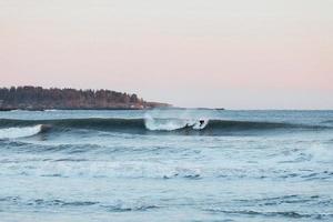 surfista em uma onda ao entardecer foto