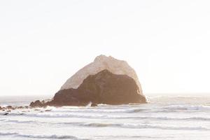 formação rochosa em uma praia foto