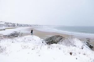 pessoa na praia no inverno foto