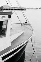 detalhe do barco preto e branco foto