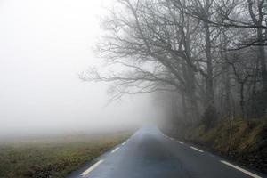 estrada para a paisagem com nevoeiro
