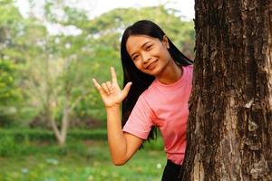 turistas de mulher asiática sorriem alegremente. foto