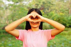 turistas de mulher asiática sorriem alegremente. foto