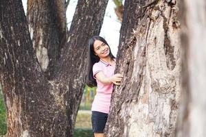 turistas de mulher asiática sorriem alegremente. foto