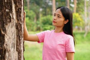 mulheres asiáticas abraçam árvores com amor, conceito de amor pelo mundo foto