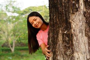 turistas de mulher asiática sorriem alegremente. foto