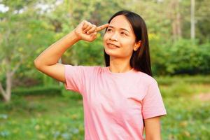 turistas de mulher asiática sorriem alegremente. foto