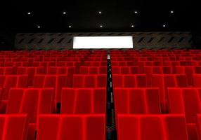 fileiras de assentos de veludo vermelho assistindo filmes no cinema com fundo de banner de espaço de cópia. conceito de entretenimento e teatro. renderização de ilustração 3D foto