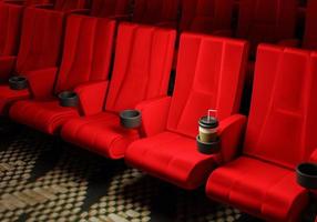fileiras de assentos de veludo vermelho assistindo filmes no cinema com fundo de banner de espaço de cópia. conceito de entretenimento e teatro. renderização de ilustração 3D