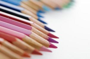 lápis de cor em uma linha ondulada foto