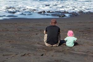 tenerife, espanha, 2011. pai e filha observando as ondas foto