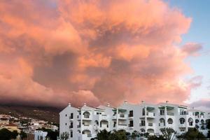 callao salvaje, santa cruz de tenerife, tenerife, espanha, 2015. pôr do sol incomum sobre apartamentos de férias foto