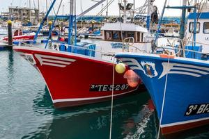 los cristãos, tenerife, espanha, 2015. barcos de pesca ancorados no porto foto
