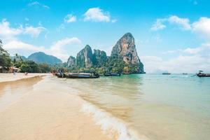 railay beach, praia e cenário de montanha rochosa no verão foto