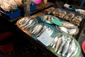 mercado de peixe em krabi, frutos do mar crus em um mercado perto do mar tropical foto