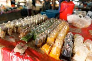 comida em um mercado de rua à noite em krabi foto