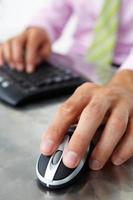 close-up homem usando teclado e mouse