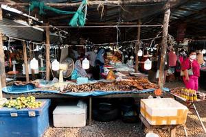 mercado de peixe em krabi, frutos do mar crus em um mercado perto do mar tropical foto