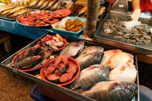 mercado de peixe em krabi, frutos do mar crus em um mercado perto do mar tropical foto