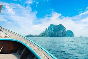 passeio de barco, vista para a ilha e para o mar a partir de um barco de cauda longa foto