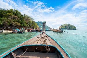 passeio de barco, vista para a ilha e para o mar a partir de um barco de cauda longa foto