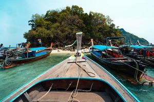 passeio de barco, vista para a ilha e para o mar a partir de um barco de cauda longa foto