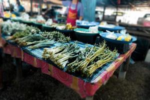 mercado de peixe em krabi, frutos do mar crus em um mercado perto do mar tropical foto