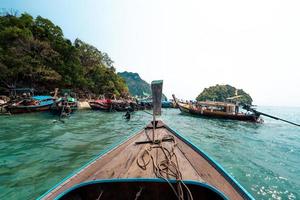 passeio de barco, vista para a ilha e para o mar a partir de um barco de cauda longa foto