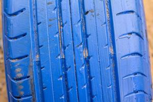 pneus velhos azuis foto