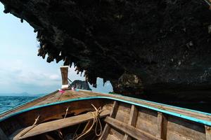 passeios de barco nos mares e ilhas, viajar em um barco de cauda longa foto