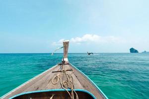 passeios de barco nos mares e ilhas, viajar em um barco de cauda longa foto