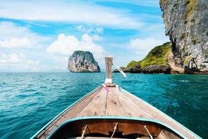 passeios de barco nos mares e ilhas, viajar em um barco de cauda longa foto