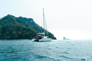 passeios de barco nos mares e ilhas, viajar em um barco de cauda longa foto